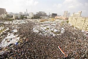 الاف المتظاهرين الذين احتشدوا في اليوم الخامس عشر من الاحتجاجات المستمرة في ميدان التحرير افپ
