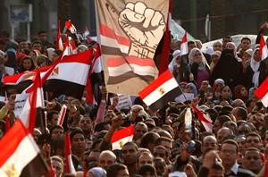 حشود المحتجين في ميدان التحرير امس	رويترز﻿