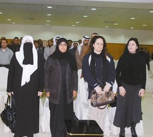 مكية الحاج وعدد من المشاركين في المنتدى