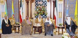 صاحب السمو الامير الشيخ صباح الاحمد خلال لقائه رئيس واعضاء مجلس ادارة النادي العلمي بحضور سمو ولي العهد