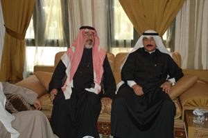 الزميل يوسف عبدالرحمن في عزاء السفير العماني