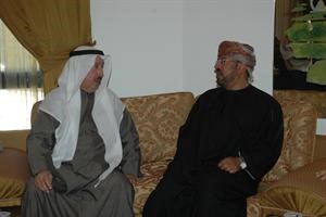 وزير التجارة والصناعة احمد الهارون يعزي السفير سالم المعشني