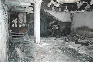 النيران وقد التهمت محتويات المنزل﻿