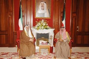 سمو ولي العهد الشيخ نواف الاحمد مستقبلا الشيخ احمد الحمود﻿