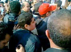  وعمرو اديب خلال رفض المحتجين لوجوده بينهم في ميدان التحرير﻿