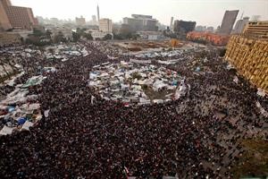 الحشود تتواصل في ميدان التحرير	رويترز﻿