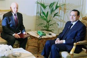 الرئيس المصري محمد حسني مبارك مستقبلا مبعوث الرئيس الروسي الكسندر سلطانوف	اپ﻿