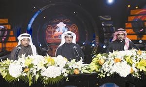 محمد المويزري وسلمان الاسيمر يتوسطهما مقدم الحفل طالب الشريف