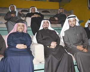 بدر الضمني يتوسط المويزري والزميل مهدي العجمي