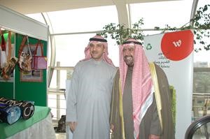 الشيخ احمد الفهد وعبدالعزيز البالول في جناح الوطنية﻿