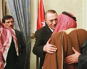 شخصيات عشائرية تهنئ رئيس الحكومة الجديد معروف البخيت بعد تشكيل الحكومة افپ