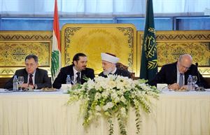 مفتي الجمهورية الشيخ دمحمد رشيد قباني متوسطا الرئيس المكلف نجيب ميقاتي ورئيس حكومة تصريف الاعمال سعد الحريري ورئيس الحكومة الاسبق فؤاد السنيورة خلال اجتماع للقيادات السنية امس﻿﻿محمود الطويل﻿