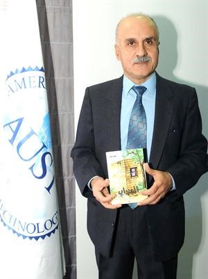 العميد اسعد مخول خلال توقيعه كتاب المزراب في الجامعة الاميركية للعلوم والتكنولوجيا