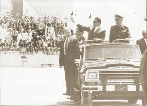 الرئيس المصري حسني مبارك محييا القوات المصرية التي شاركت في حرب تحرير الكويت﻿