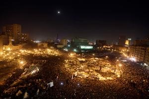 صورة ليلية للحشود التي اجتمعت امس في ميدان التحرير افپ﻿