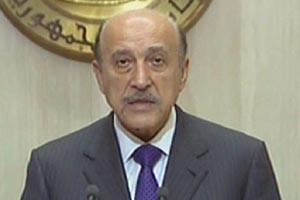 نائب الرئيس المصري عمر سليمان مخاطبا جموع المتظاهرين
