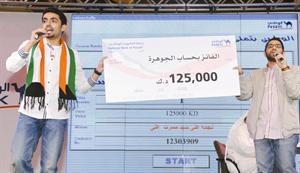 يعقوب الباقر ومذيع مارينا FM علي نجم خلال اعلان الفائز بالجائزة الاولى لحساب الجوهرة ﻿﻿انور الكندري
﻿
