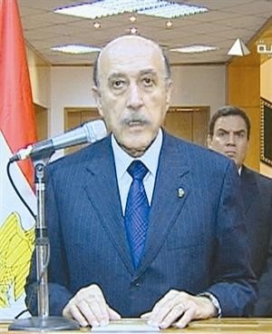 اللواء عمر سليمان يلقي البيان عن تنحي الرئيس مبارك