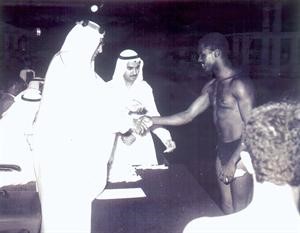 السباح محمود رزوقي يتسلم جائزته من المرحوم الشيخ عبدالله الجابر عام 1956 لحصوله على المركز الاول في سباق 500 متر ويبدو علي نجف﻿