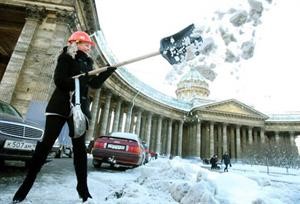 روسيات بتنانير قصيرة وكعوب عالية يزلن الثلج من الشوارع  لجذب الأجانب إلى سان بطرسبرغ 
