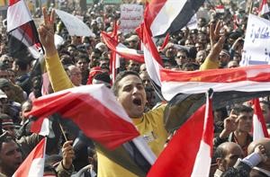 جموع المتظاهرين في ميدان التحرير فرحين بتنحي الرئيس مبارك عن السلطة	رويترز﻿