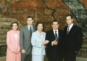 صورة ارشيفية للرئيس المصري المتنحي محمد حسني مبارك وعائلته﻿