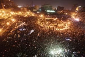 مصر: في اليوم الـ 18 لـ «ثورة 25 يناير».. الرئيس تنحى.. والجيش: نضمن إجراء انتخابات رئاسية حرة ولسنا بديلاً عن الشرعية