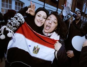 مصريتان ترفعان العلم الوطني ابتهاجا	اپ