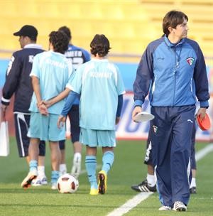 الصربي غوران توفاريتش يستعد مع اللاعبين لمواجهة البحرين	 الازرقكوم﻿