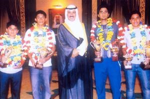 الشيخ احمد الجابر متوسطا بعض لاعبي المنتخب في مناسبة سابقة﻿