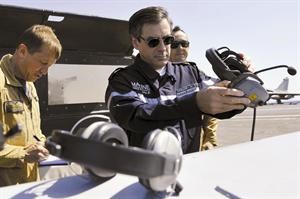 رئيس الوزراء الفرنسي فرانسوا فيون خلال زيارته حاملة الطائرات الفرنسية شارل ديغول في جدة
﻿