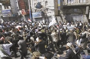 معارضون ومؤيدون للرئيس علي عبدالله صالح خلال اشتباكات بينهم امس رويترز