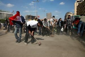 مصريون يقومون بتنظيف ميدان التحرير امس 	افپ﻿