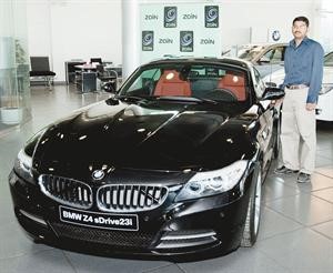 محمد شافي انفار الفائز بالسحب على الجائزة الكبرى سيارة BMW Z4
