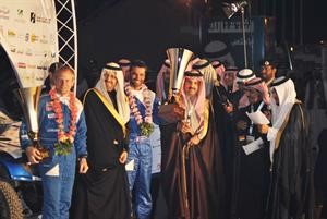 امير منطقة حائل الامير سعود بن عبدالمحسن بن عبدالعزيز يسلم القطري ناصر العطية كاس السباق﻿