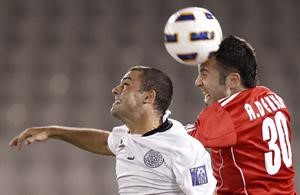 محترف السد البرازيلي ليناندرو دي سيلفا ولاعب الاتحاد عبد القادر دكا في صراع طائر 	افپ ﻿