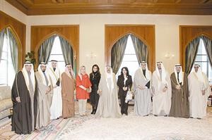 صاحب السمو الامير الشيخ صباح الاحمد مستقبلا الشيخ علي الجراح ويوسف الرومي ودايوب الايوب وعبدالعزيز اسحق وخالد بهبهاني والشيخة منى الجابر وحمد بوحسن وعبدالرزاق الخميس وحنان الحمد وفاطمة الامير ودعصام الفليج

