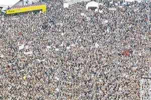 الاف المتظاهرين احتشدوا في ميدان روما الرئيسي مرددين بعد مبارك برلسكوني
