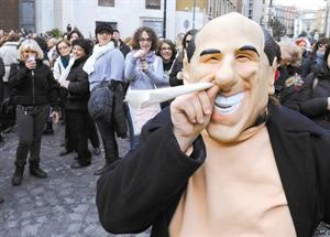 متظاهر يرتدي قناع رئيس الوزراء الايطالي﻿