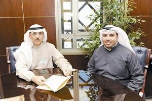 من اليمين ممساعد الياسين وعبدالعزيز البزيع بعد توقيع العقد

