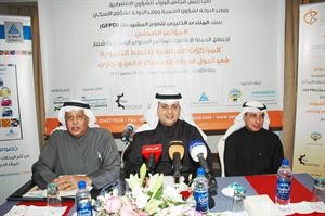 نزار المضف يتوسط مسؤولي المنتدى الخليجي لتطوير المشروعات خلال المؤتمر الصحافيكرم ذياب