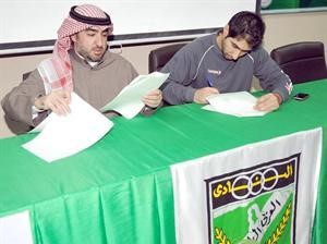 حسين عاشور مع مهدي القلاف خلال توقيع العقد في مناسبة سابقة
﻿