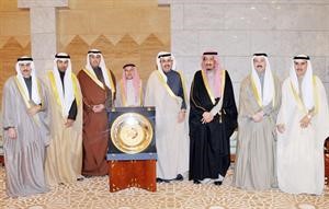 صاحب السمو الملكي الامير سلمان بن عبدالعزيز خلال تسلمه درع الاستقلال والتحرير من سفيرنا الشيخ حمد جابر العلي﻿
