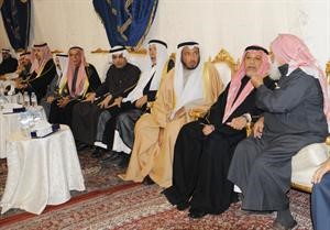 الشيخ علي الجراح ومحمد شرار ودعبدالله المعتوق خلال تقديم واجب العزاء
