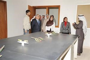 دموضي الحمود تستمع لشرح عن المبنى من معبدالرحمن المطوع