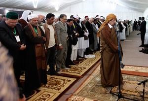 القذافي يؤم المصلين خلال الاحتفال بمناسبة المولد النبوي في طرابلس امس الاولرويترز