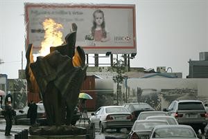 اضاءة الشعلة في موضع اغتيال الرئيس الشهيد رفيق الحريري﻿