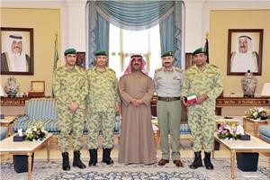 الشيخ مشعل الاحمد خلال لقائه المقدم عادل الفريج والمقدم احمد المطر بحضور العميد الركن زايد عبدالله ناصر والعقيد فرحان الفرحان