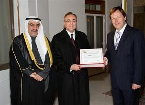 علي شلبي والسفير البريطاني واحمد بهبهاني في حفل توزيع الجوائز في السفارة البريطانية﻿