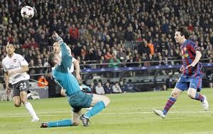 مهاجم برشلونة ليونيل ميسي تالق امام ارسنال الموسم الماضي في دوري ابطال اوروبا وسجل رباعية تاريخية﻿